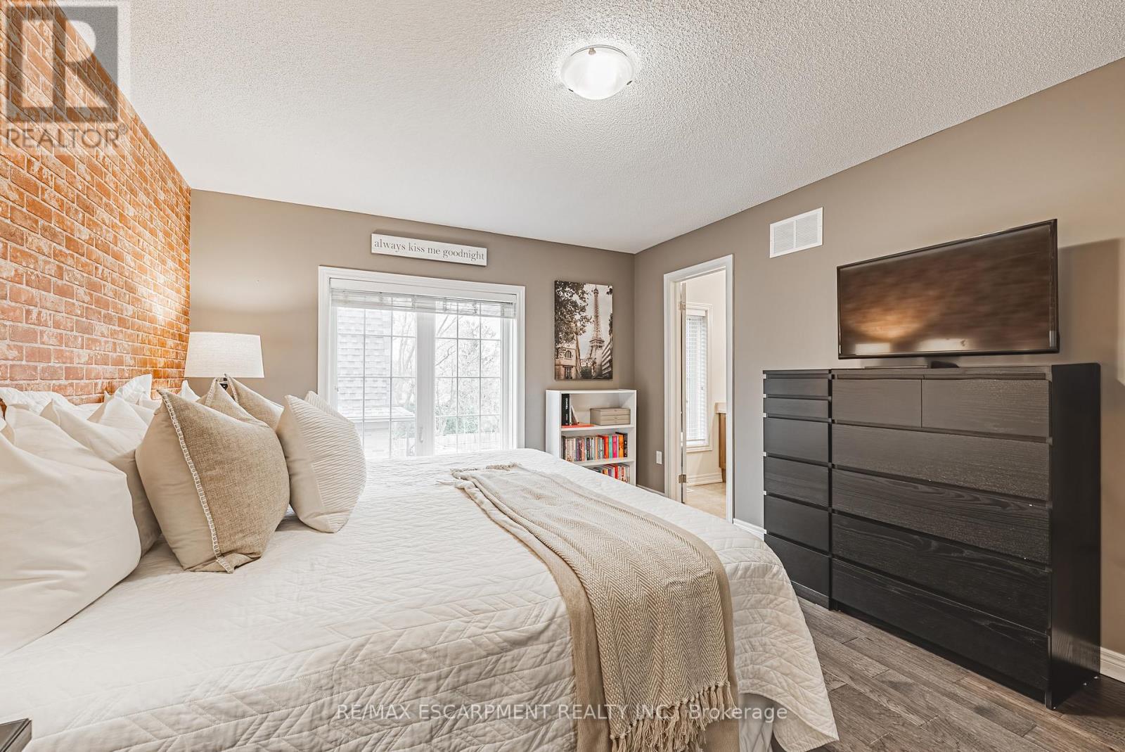 4 - 2220 QUEENSWAY DRIVE