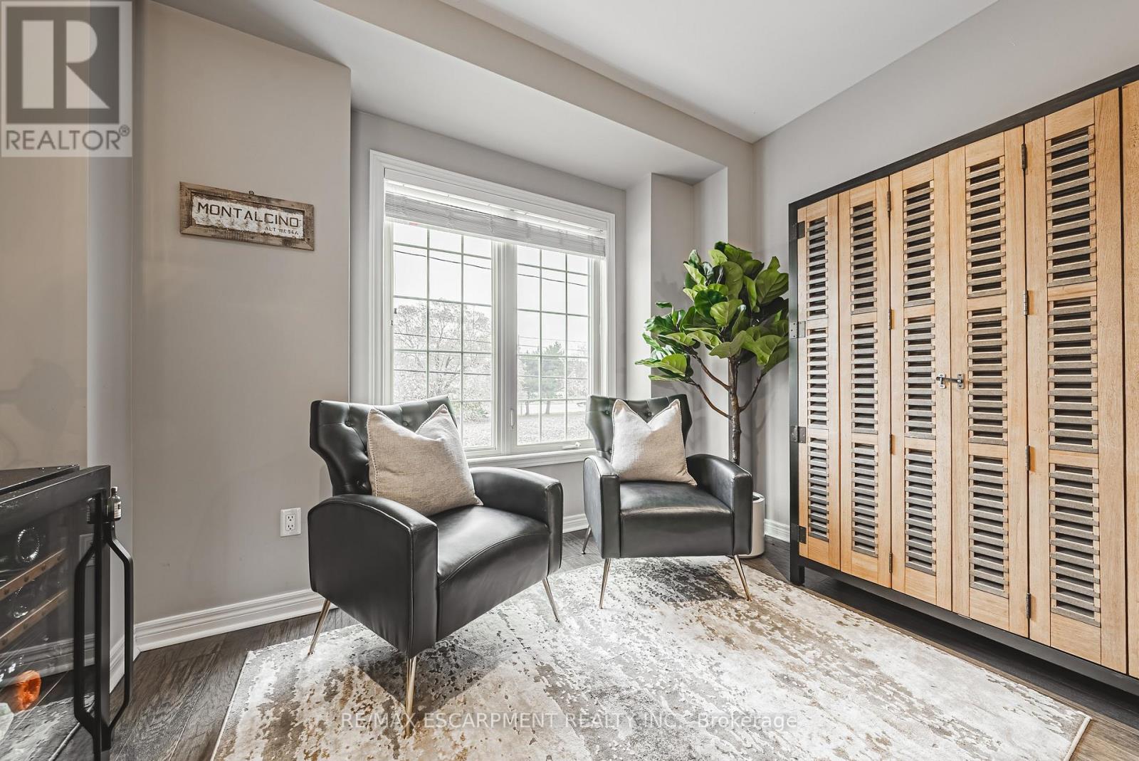 4 - 2220 QUEENSWAY DRIVE