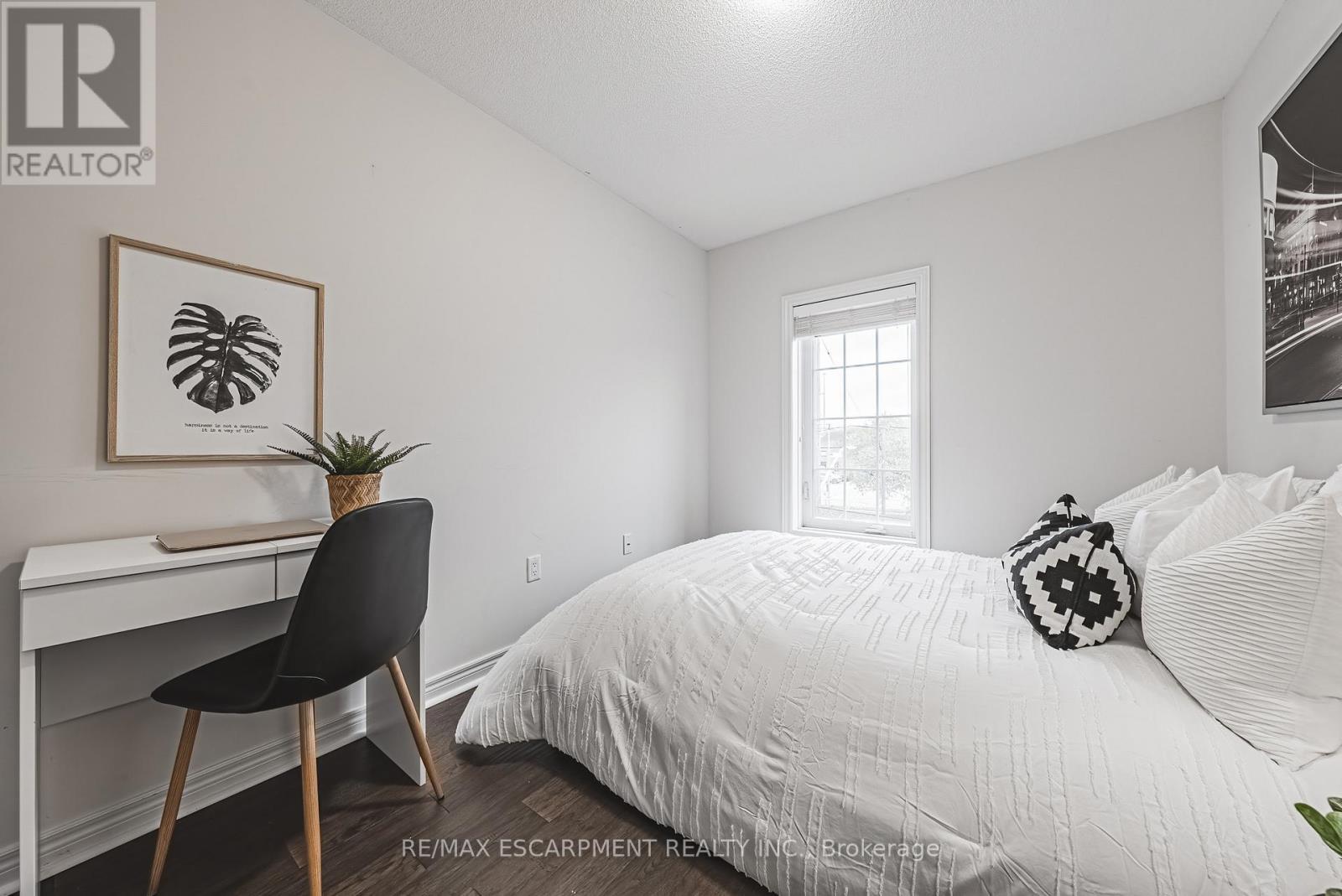 4 - 2220 QUEENSWAY DRIVE