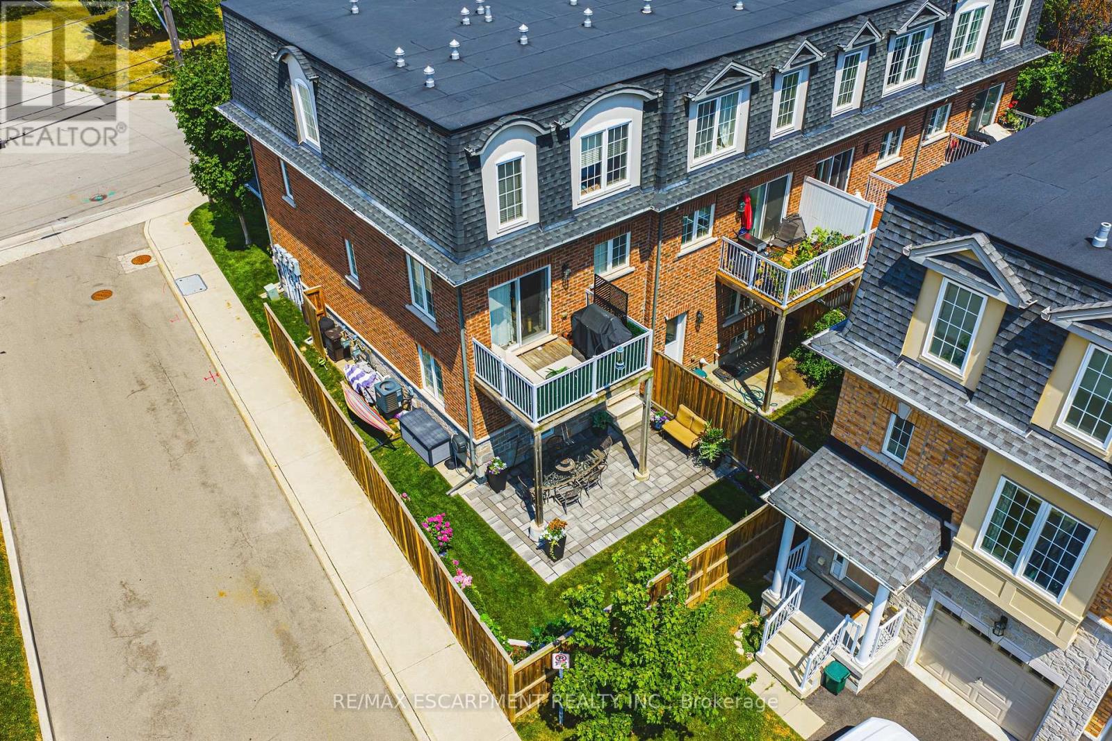 4 - 2220 QUEENSWAY DRIVE