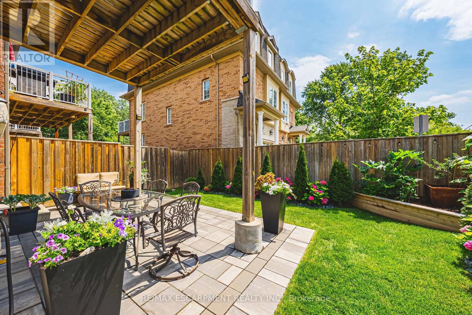 4 - 2220 QUEENSWAY DRIVE