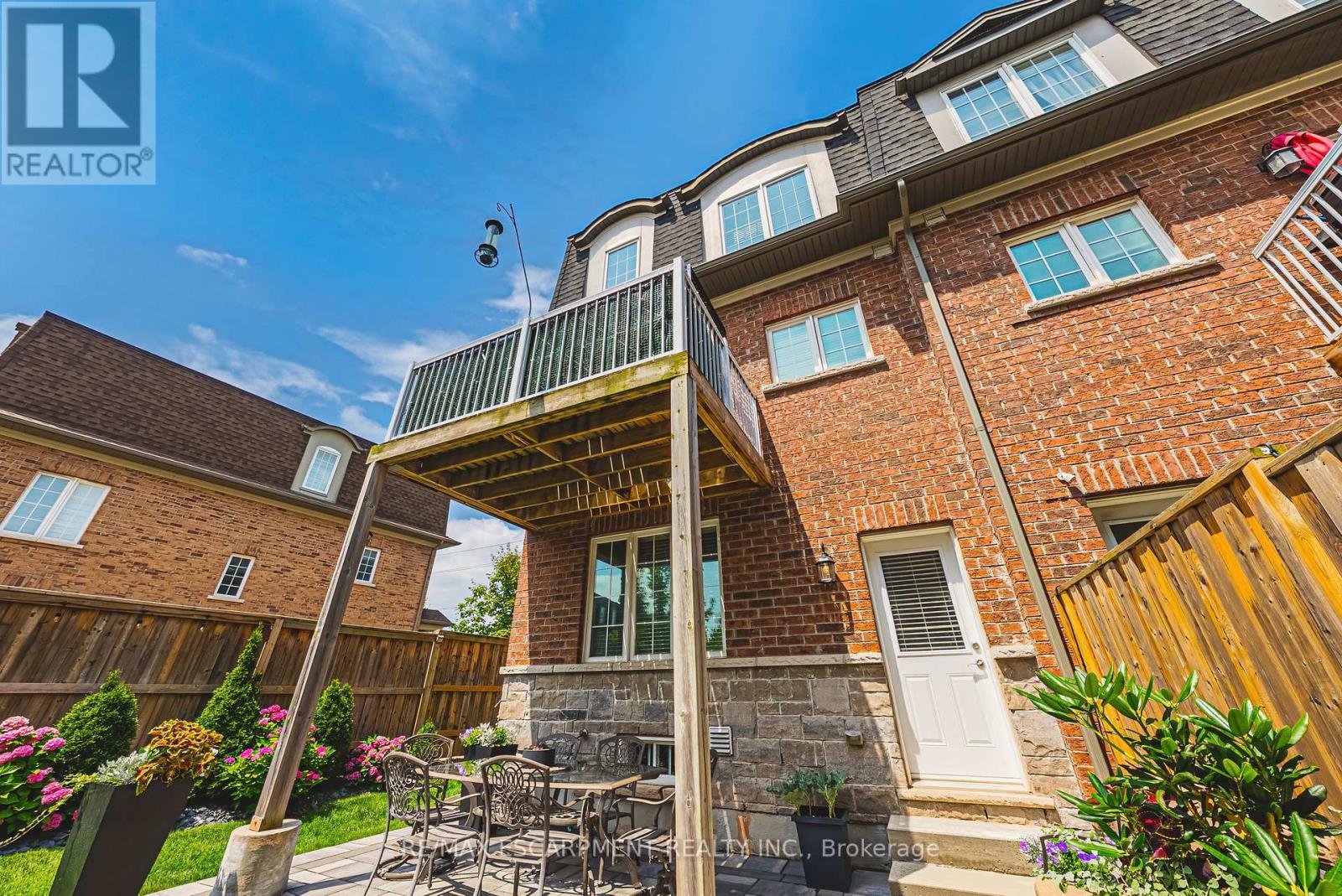 4 - 2220 QUEENSWAY DRIVE