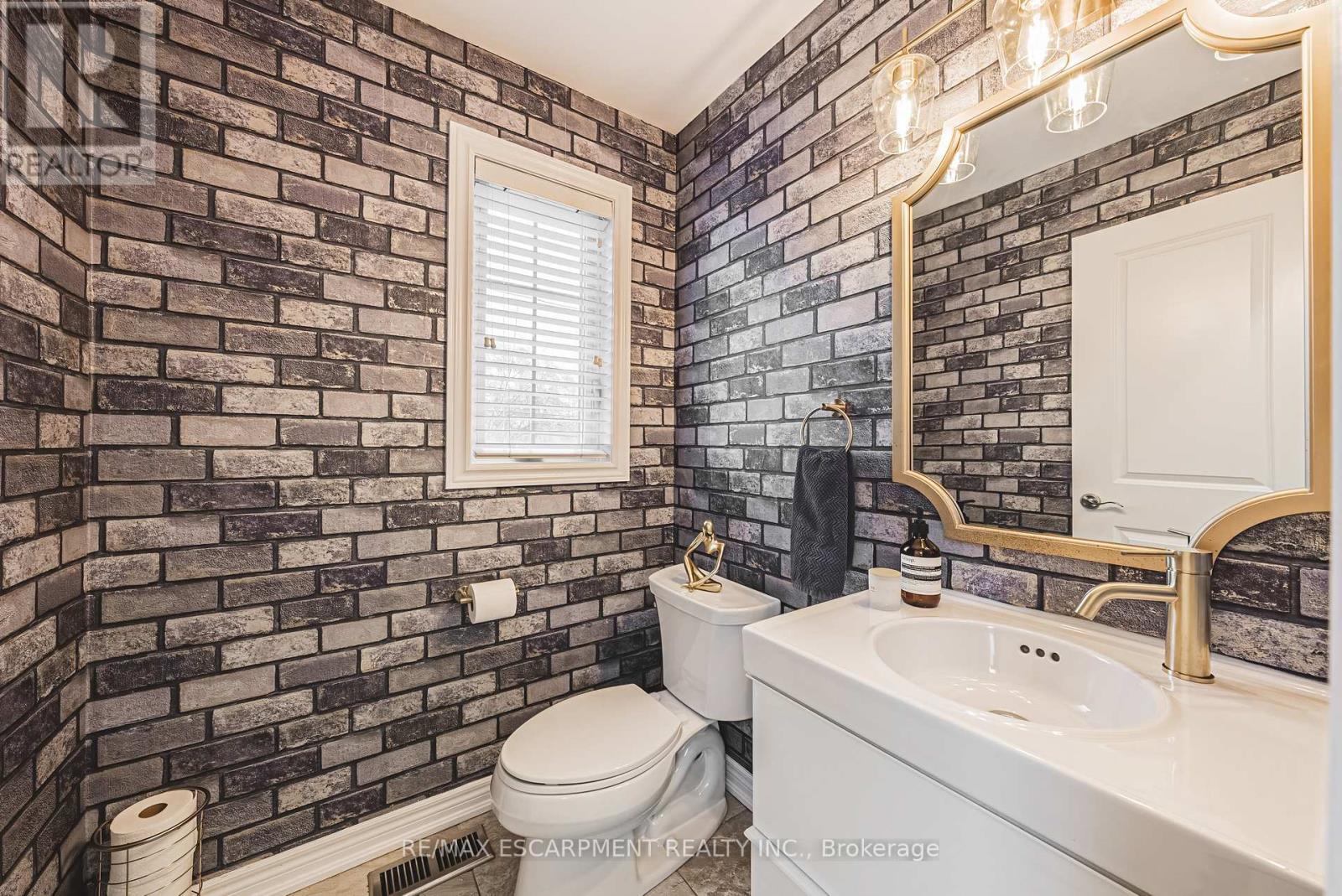 4 - 2220 QUEENSWAY DRIVE