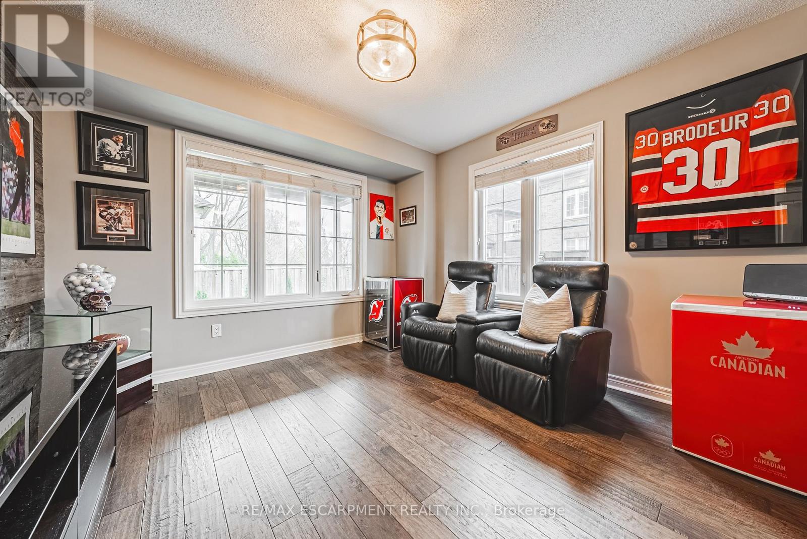 4 - 2220 QUEENSWAY DRIVE