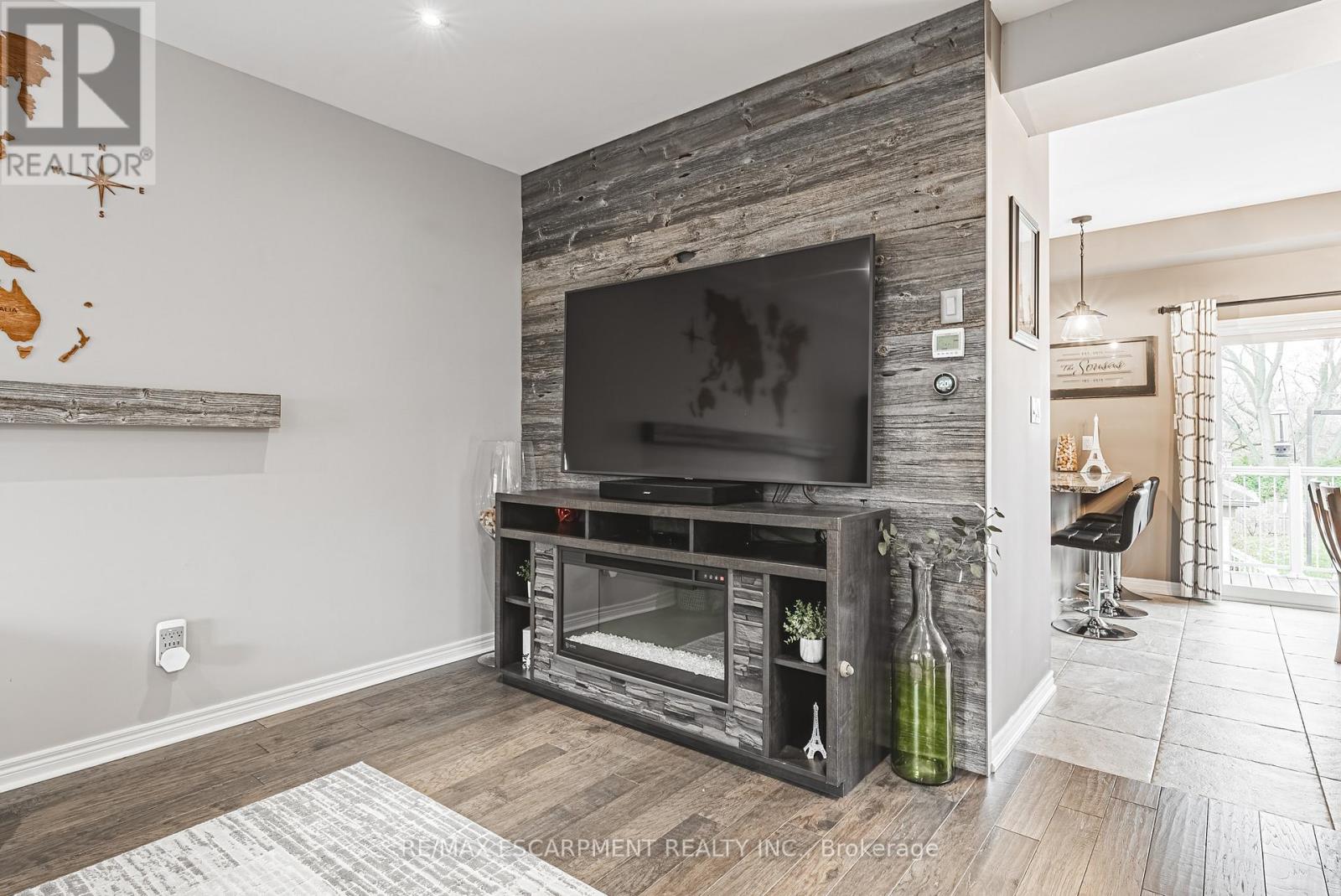 4 - 2220 QUEENSWAY DRIVE