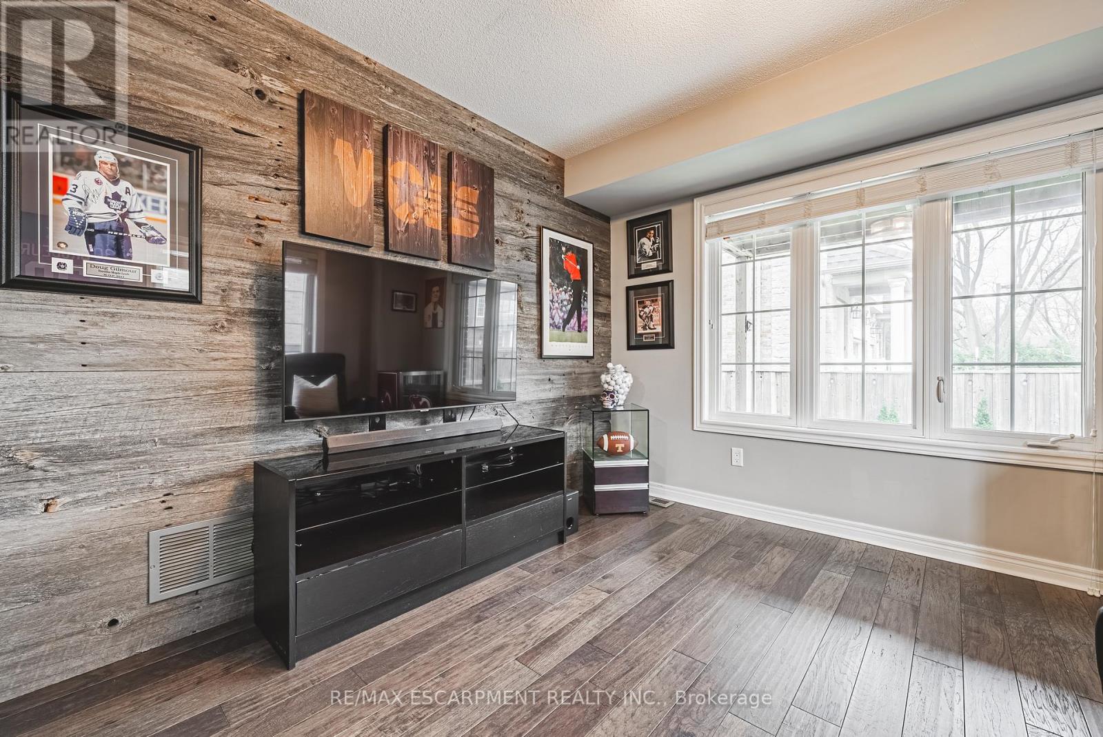 4 - 2220 QUEENSWAY DRIVE