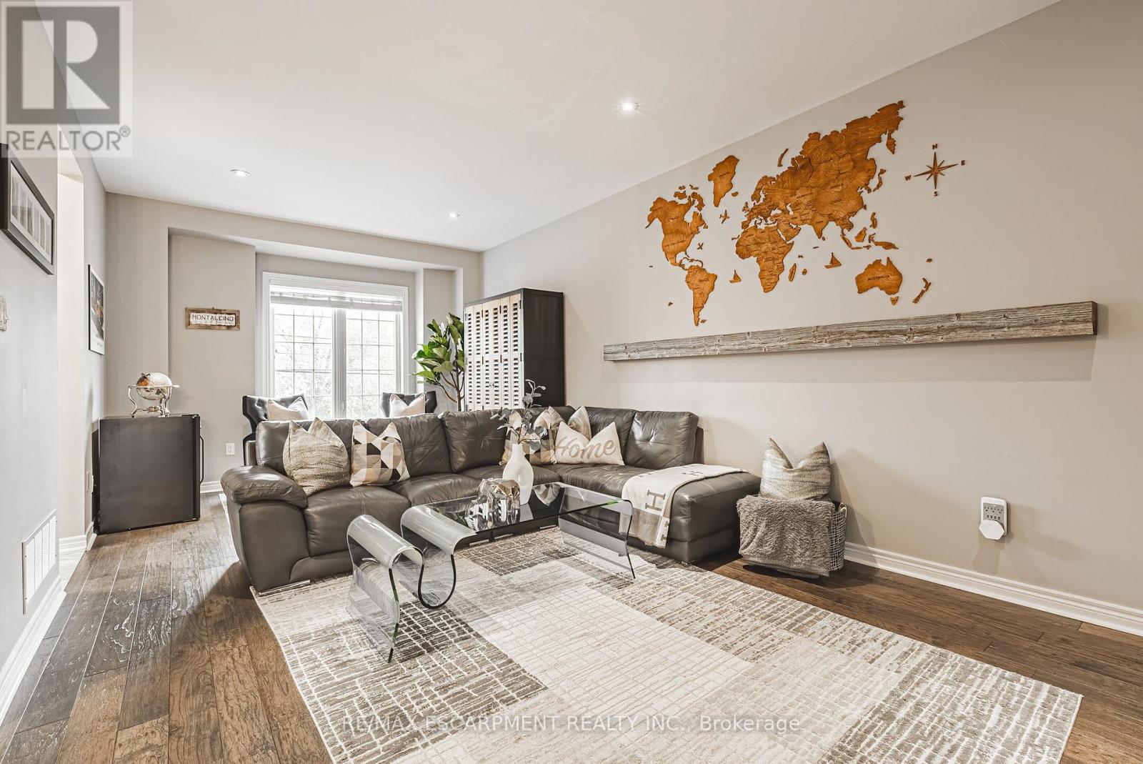 4 - 2220 QUEENSWAY DRIVE