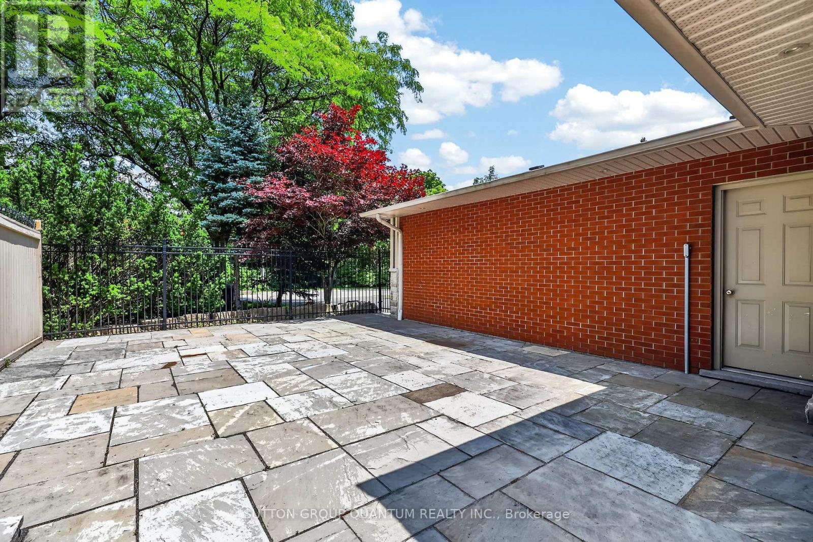 2233 ONEIDA CRESCENT