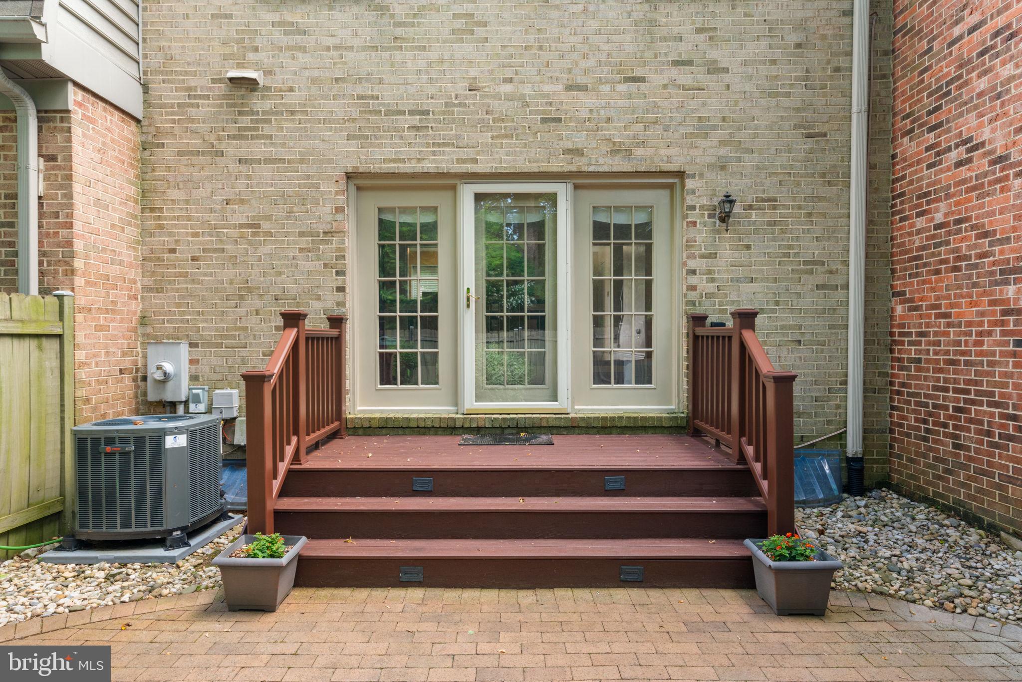 10334 Hampshire Green Ave