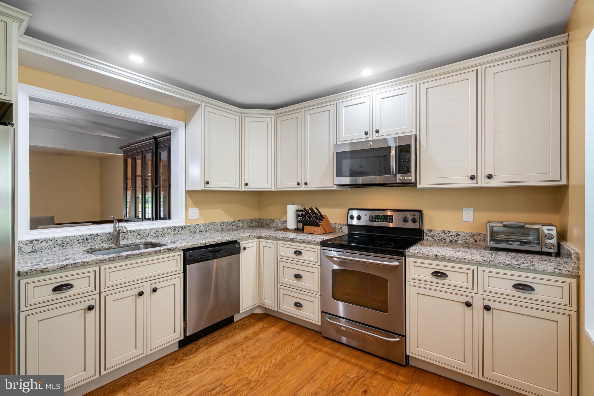 10334 Hampshire Green Ave