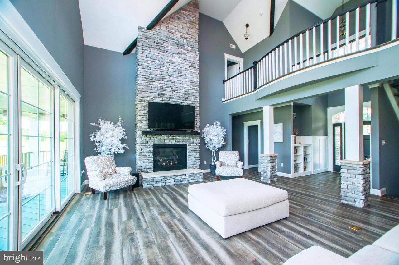 30 Estes Ln