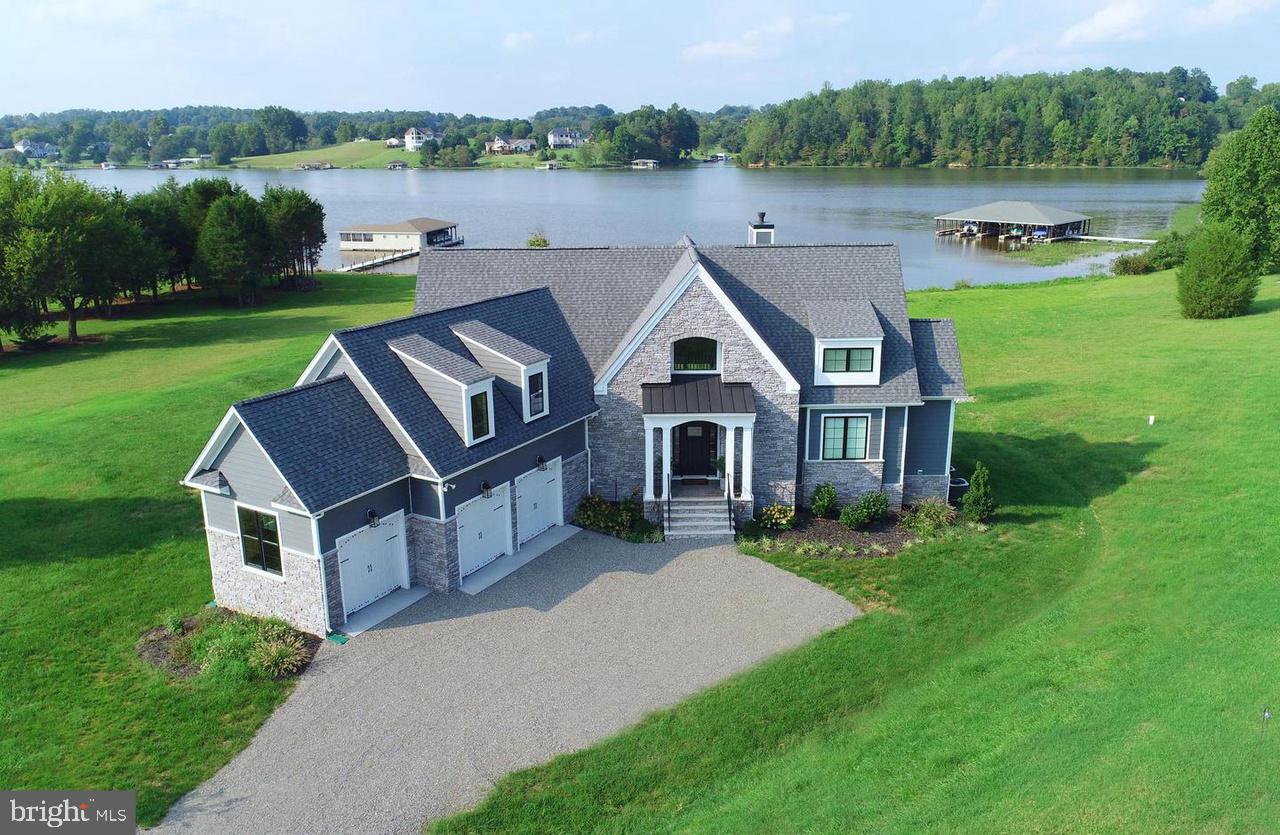 30 Estes Ln