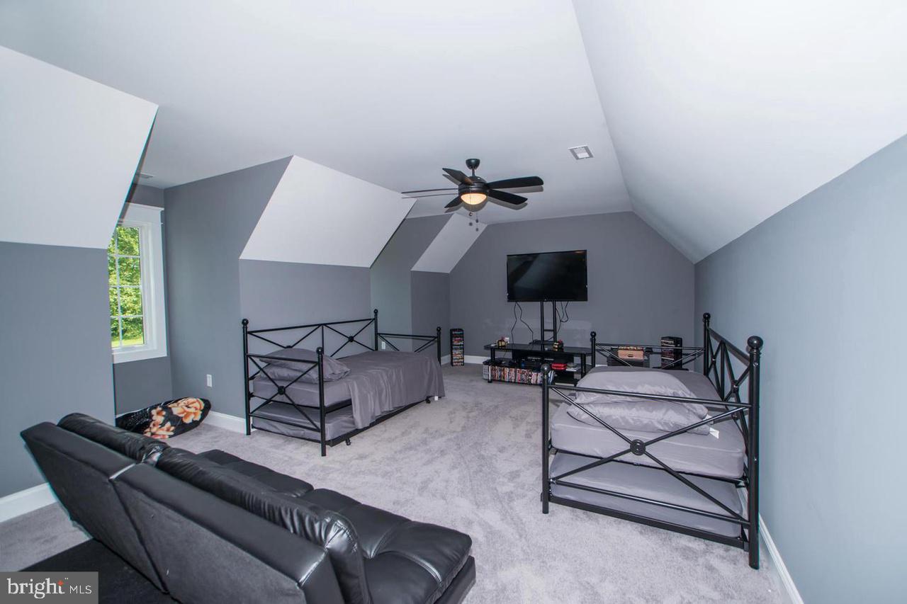 30 Estes Ln