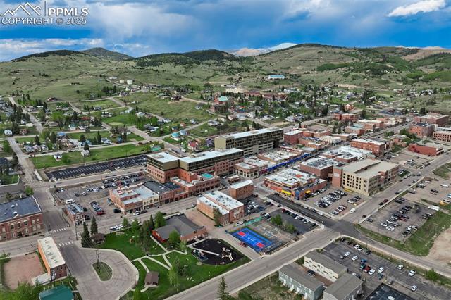 215 W Bennett Avenue