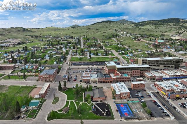 215 W Bennett Avenue