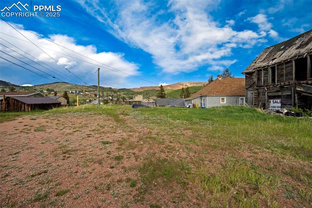 215 W Bennett Avenue