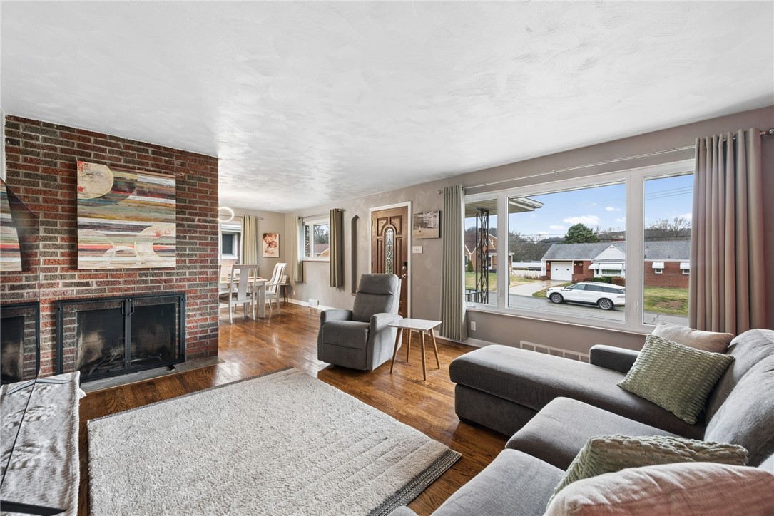 2208 Hemlock Dr
