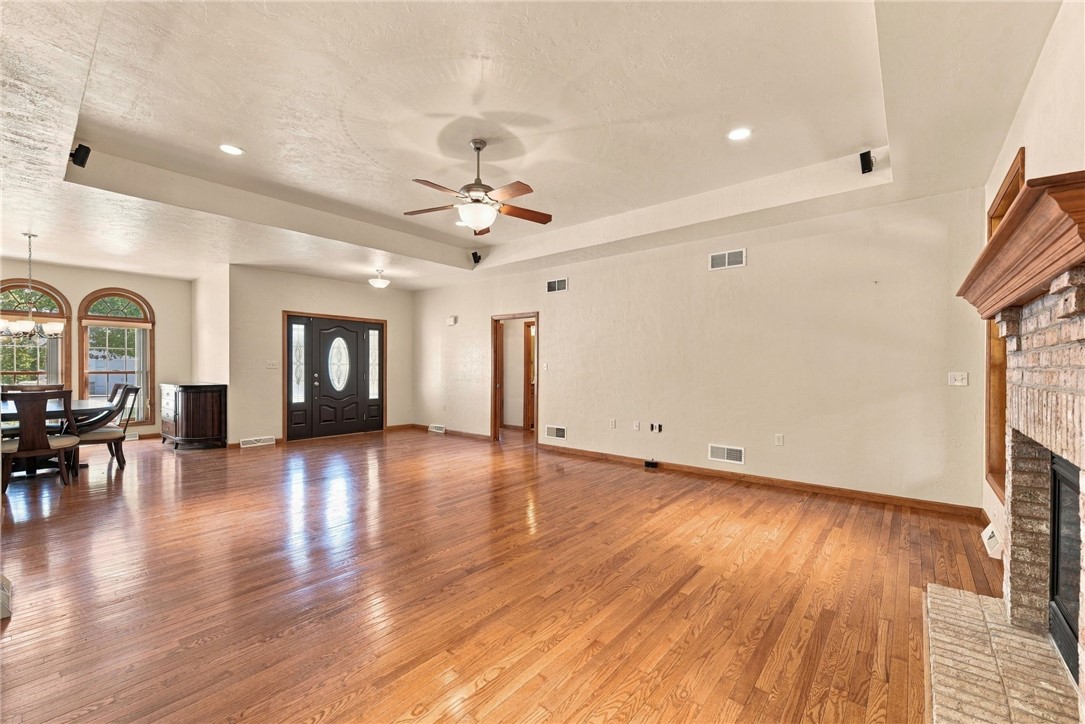 706 Forest Oaks Trl