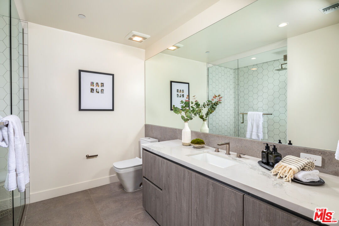 725 N Croft Ave Unit: 305