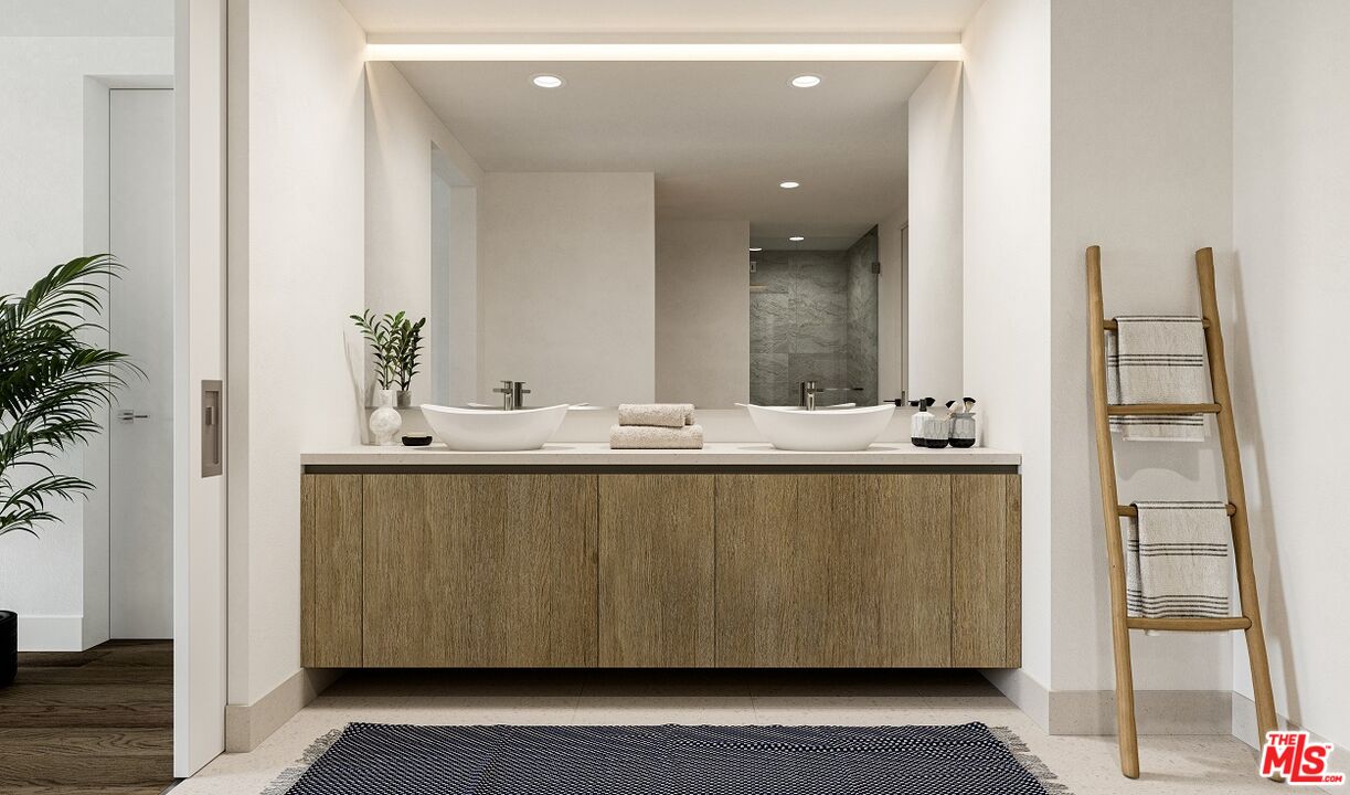 725 N Croft Ave Unit: 305