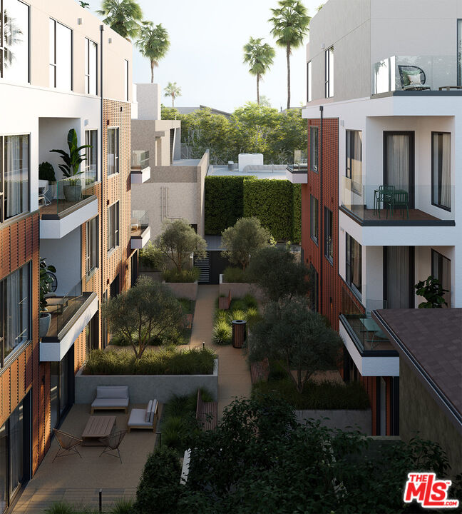 725 N Croft Ave Unit: 305