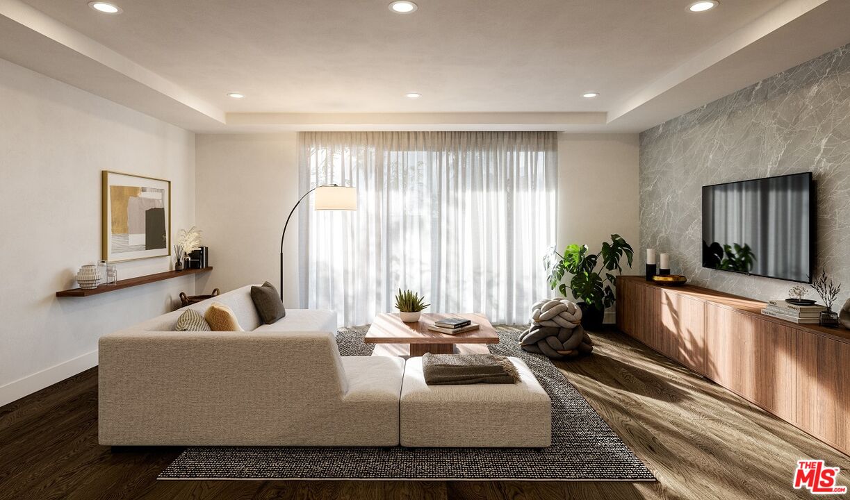 725 N Croft Ave Unit: 305