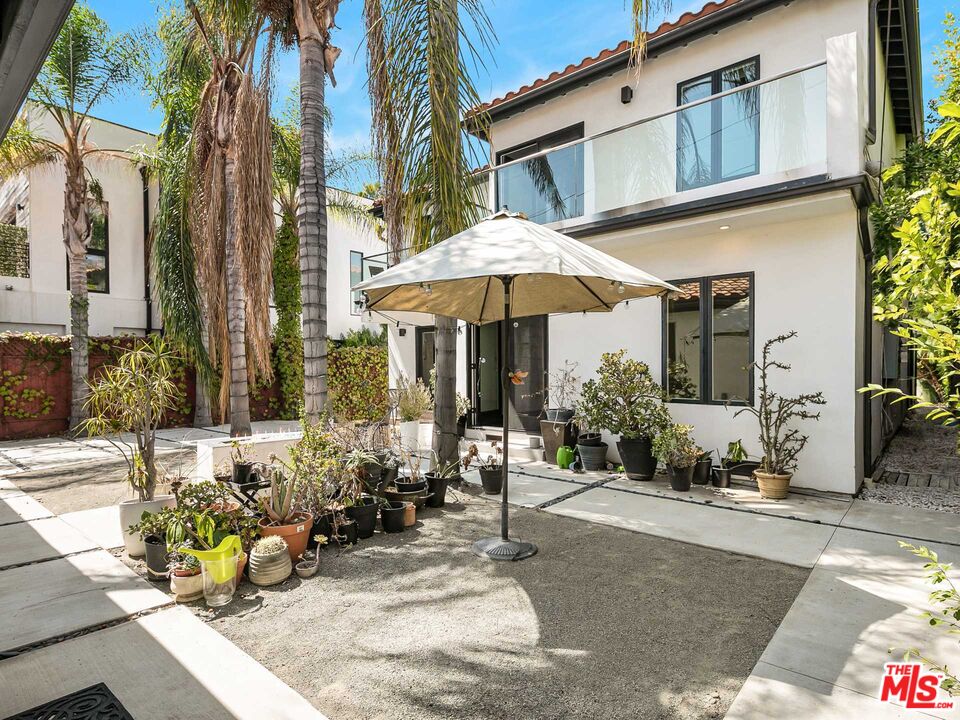 844 N LA JOLLA AVE