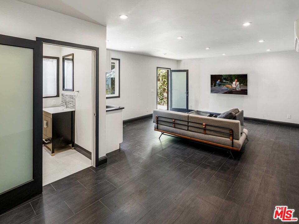 844 N LA JOLLA AVE