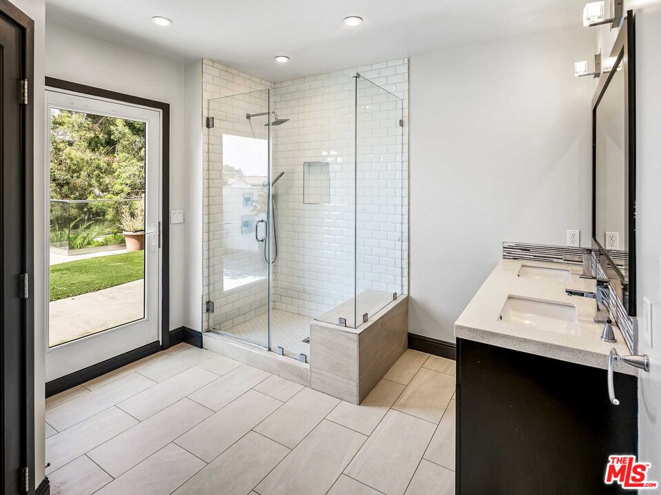844 N LA JOLLA AVE