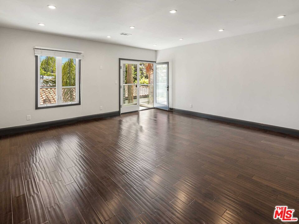 844 N LA JOLLA AVE