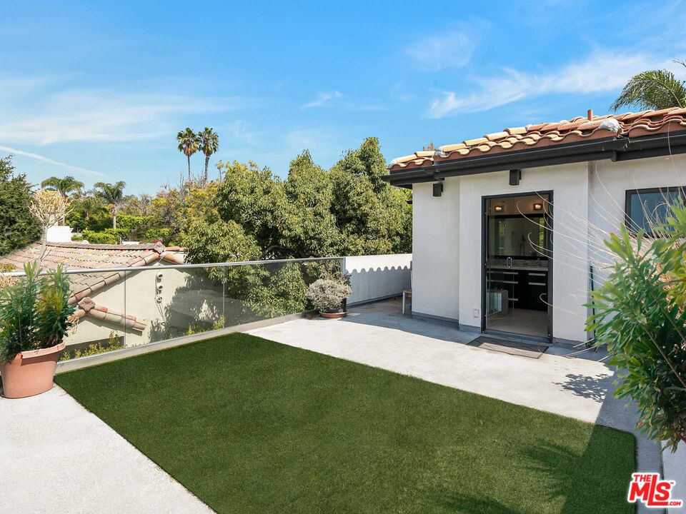 844 N LA JOLLA AVE