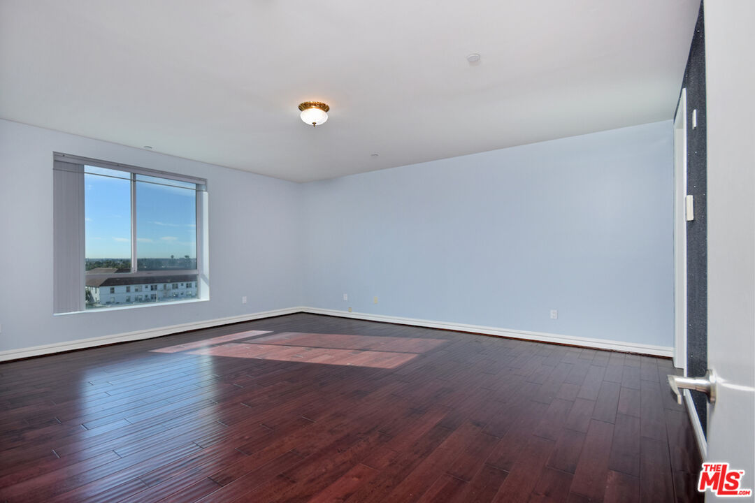 637 S Fairfax Ave Unit: 604