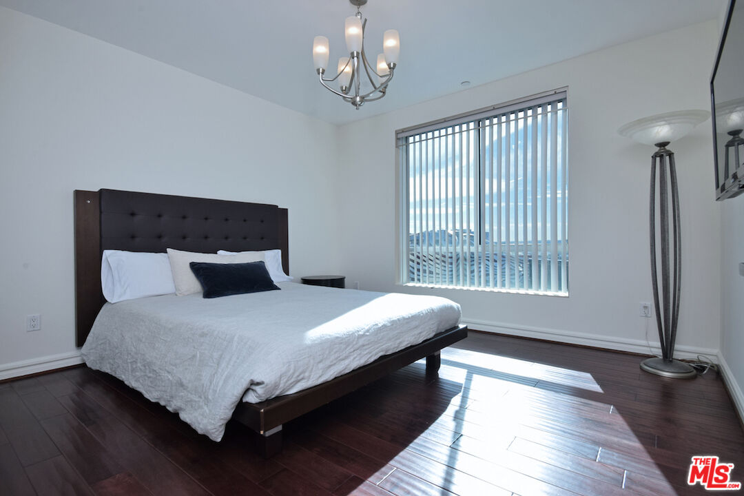 637 S Fairfax Ave Unit: 604