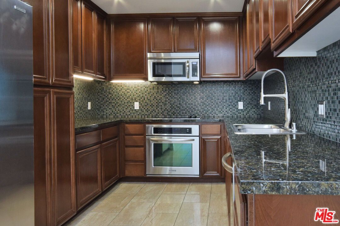 637 S Fairfax Ave Unit: 604