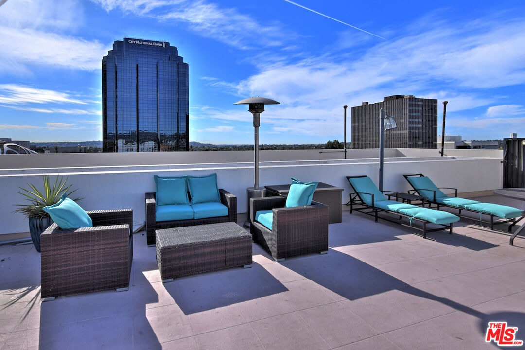 637 S Fairfax Ave Unit: 604