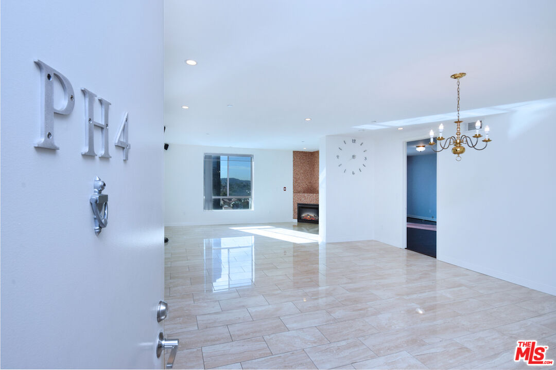 637 S Fairfax Ave Unit: 604