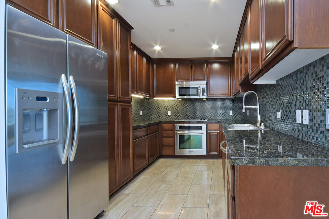 637 S Fairfax Ave Unit: 604