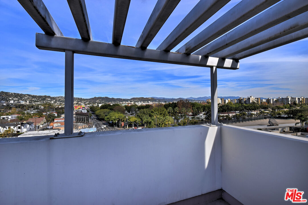637 S Fairfax Ave Unit: 604