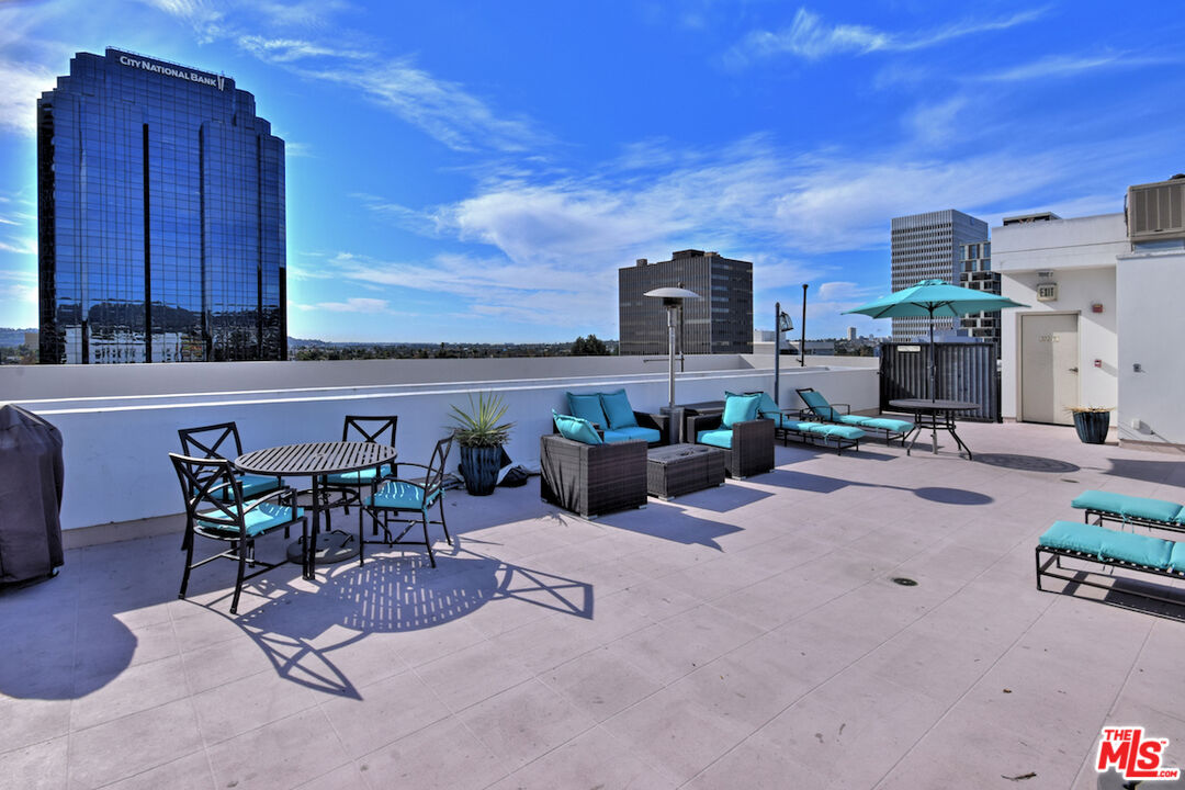 637 S Fairfax Ave Unit: 604