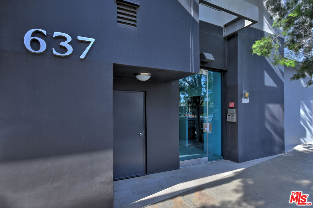 637 S Fairfax Ave Unit: 604