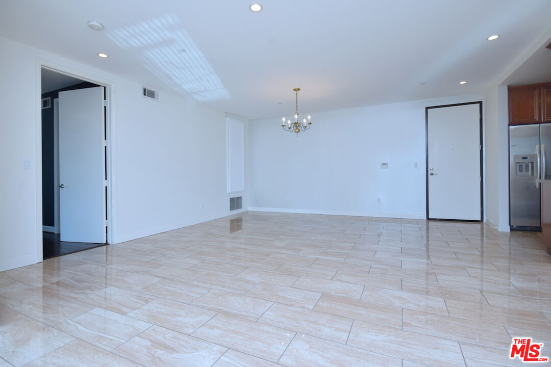 637 S Fairfax Ave Unit: 604