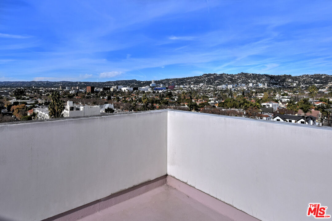 637 S Fairfax Ave Unit: 604