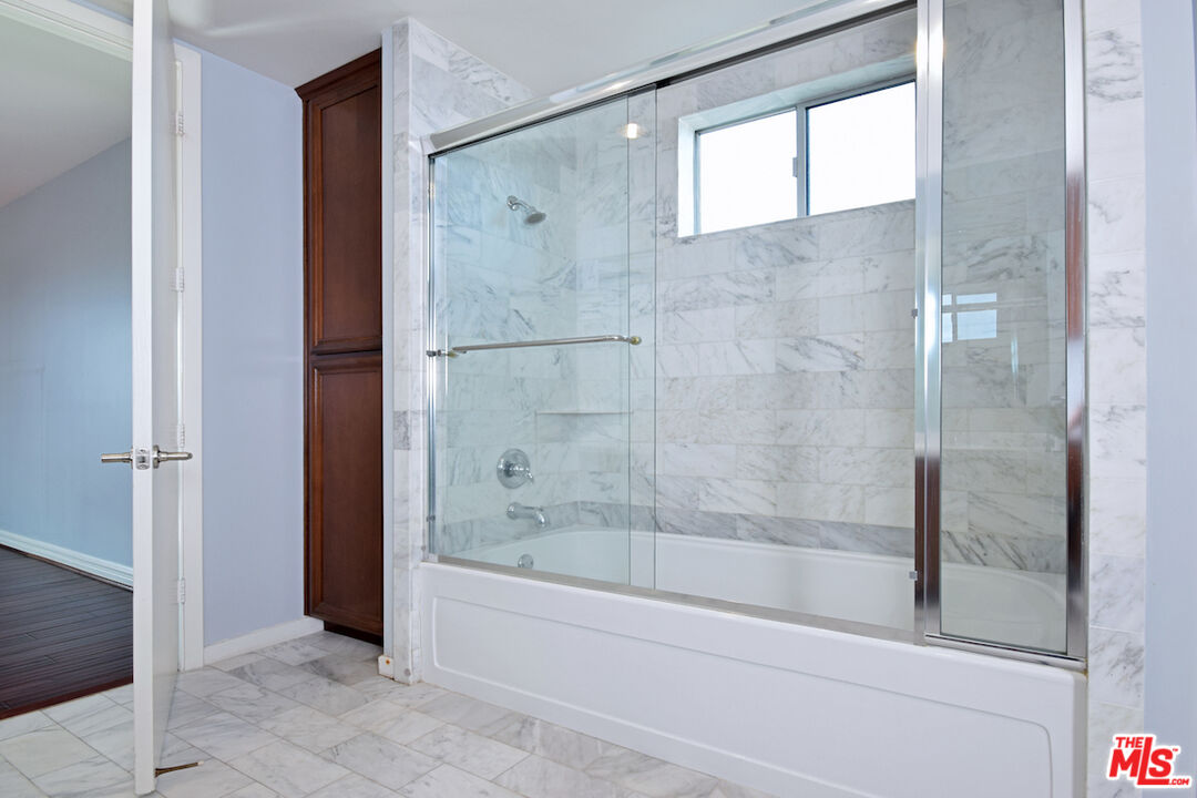 637 S Fairfax Ave Unit: 604