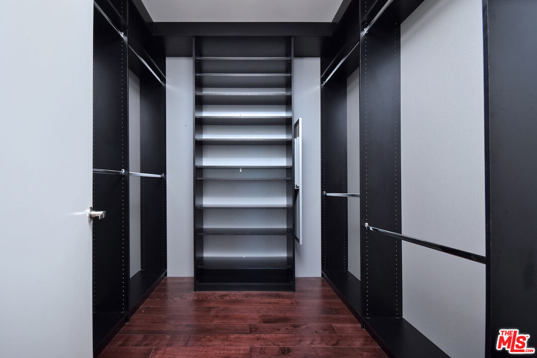 637 S Fairfax Ave Unit: 604