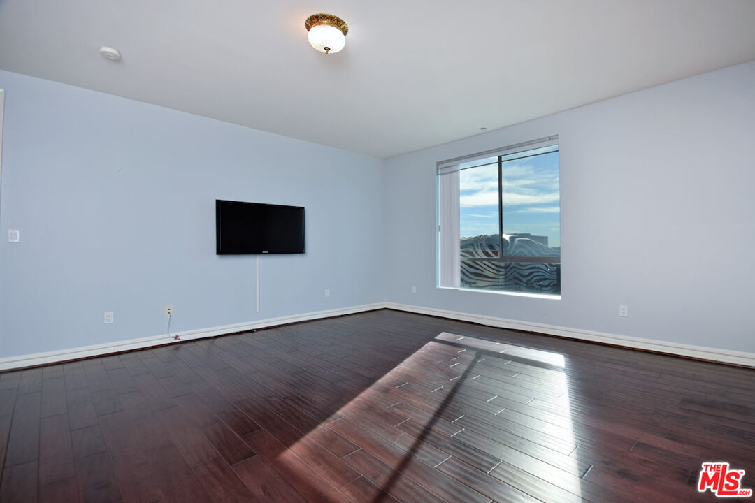 637 S Fairfax Ave Unit: 604