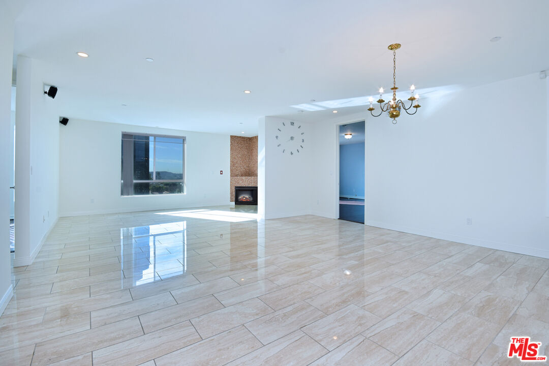 637 S Fairfax Ave Unit: 604