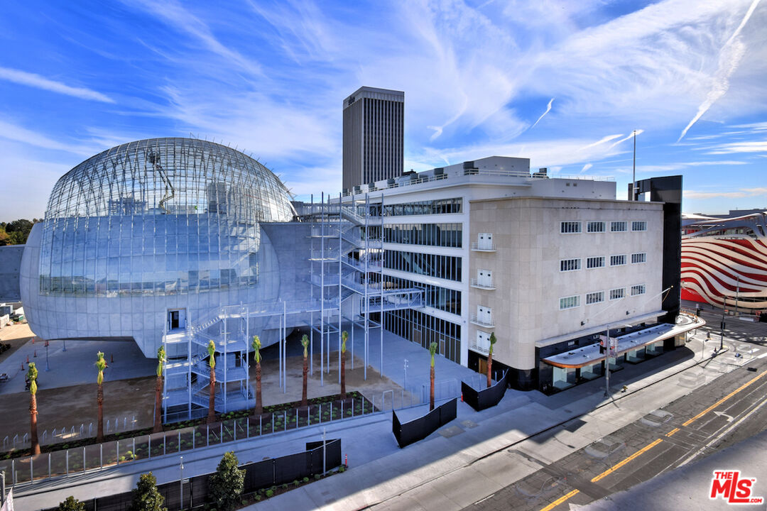 637 S Fairfax Ave Unit: 604