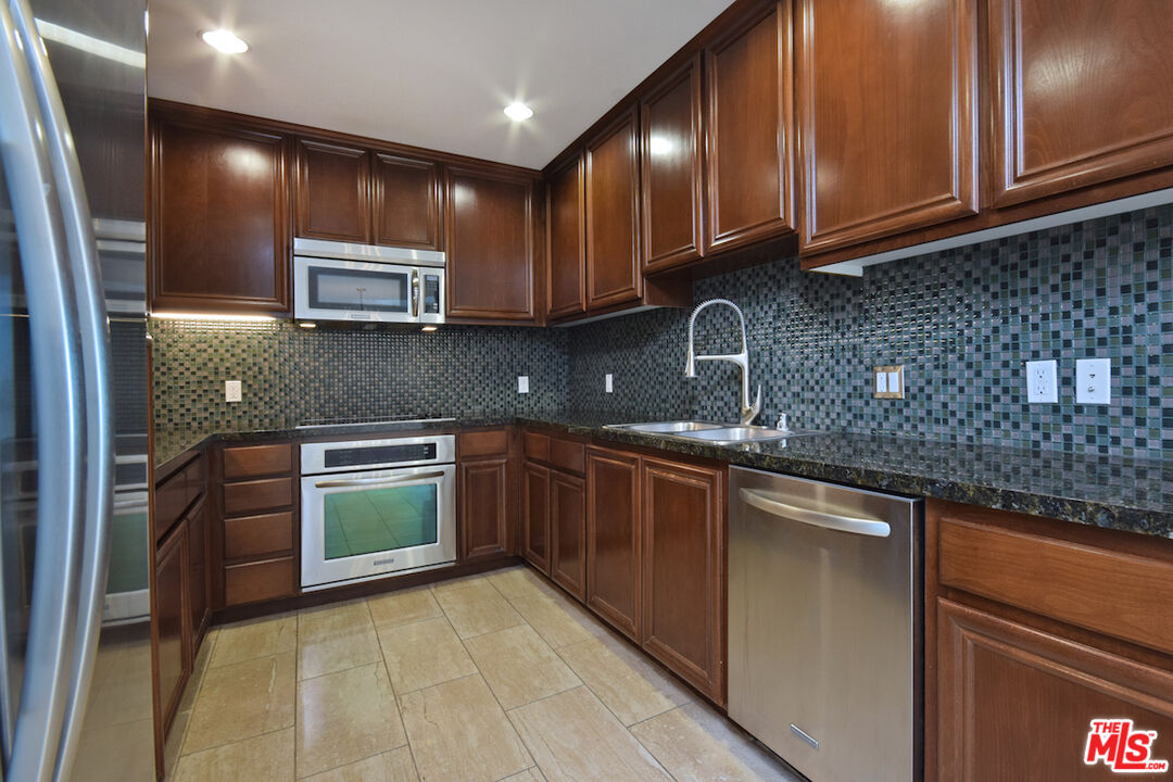 637 S Fairfax Ave Unit: 604