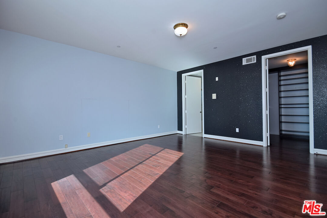637 S Fairfax Ave Unit: 604