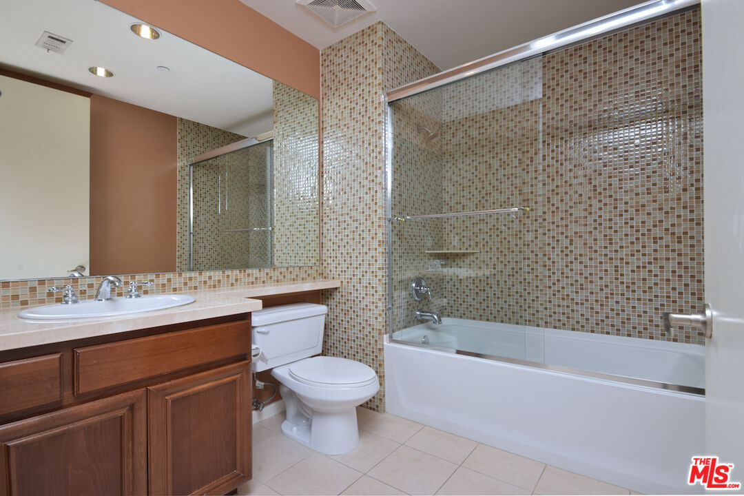 637 S Fairfax Ave Unit: 604